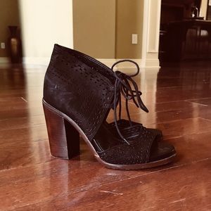 Gianni Bini Black Lace Up heeled sandals